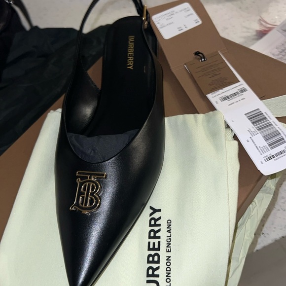 Burberry flats - Picture 1 of 4